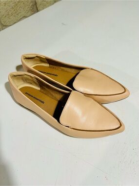 Amazon Essentials Women's Pointed Toe Loafer Flats in Beige size 7
